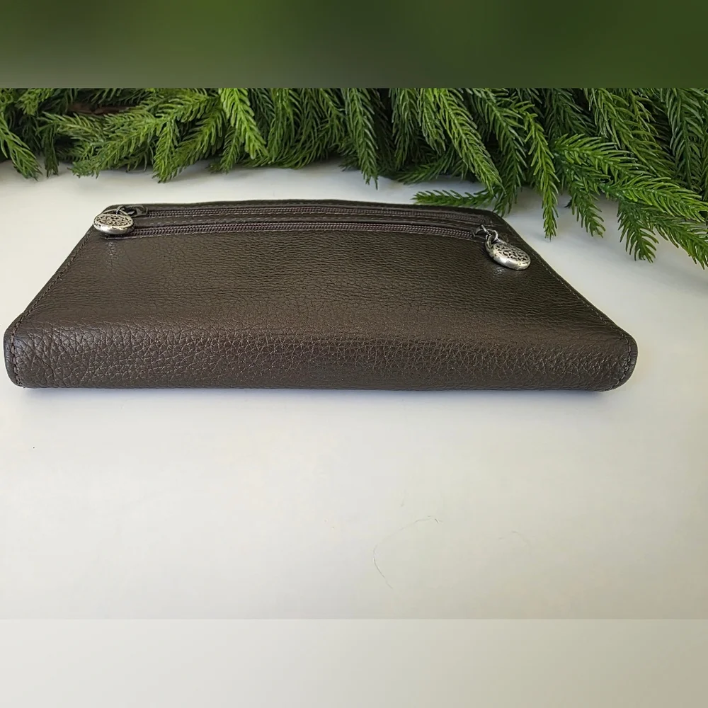 Brighton Ferrara Folio Wallet Pebbled Gray Leather Medallion Accent- Like New - Picture 6 of 13